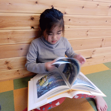 絵本を読んだり